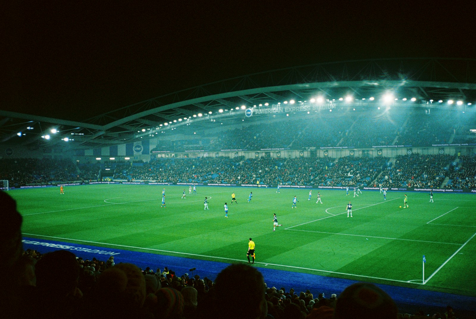 巅峰国际 — 篮球赛场扣篮瞬间